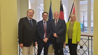 auf dem Foto sind vier Personen zu sehen