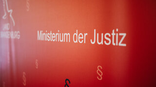 auf dem Foto ist der Schriftzug Ministerium der Justiz zu sehen