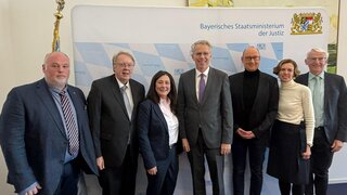 auf dem Foto sind sieben Personen zu sehen